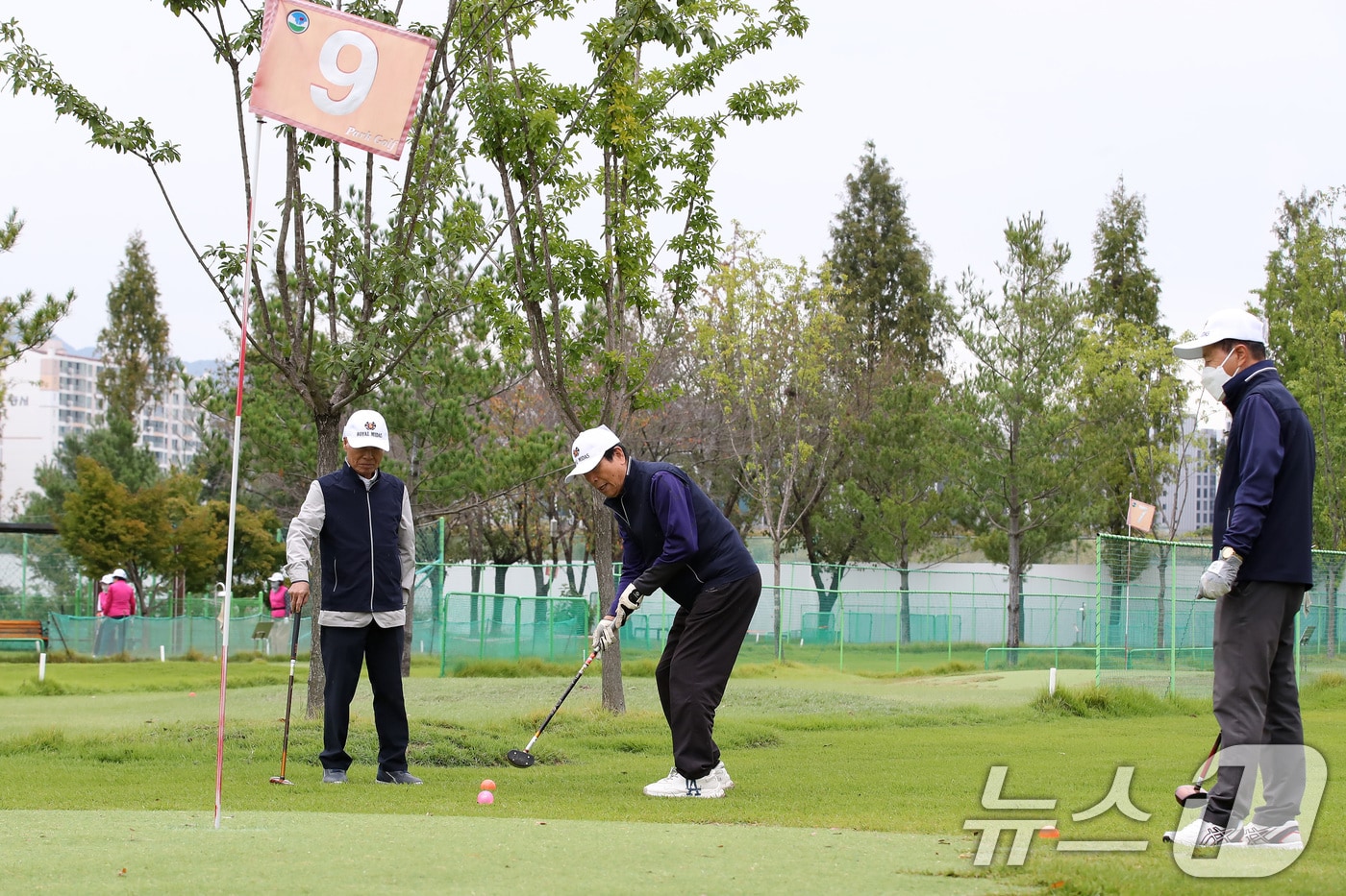 7일 오전 대구 수성구 고모동 팔현파크골프장에서 열린 '제3회 대한노인회 수성구지회장배 파크골프대회'에 출전한 어르신들이 실력을 겨루고 있다. 2024.10.7/뉴스1 ⓒ News1 공정식 기자