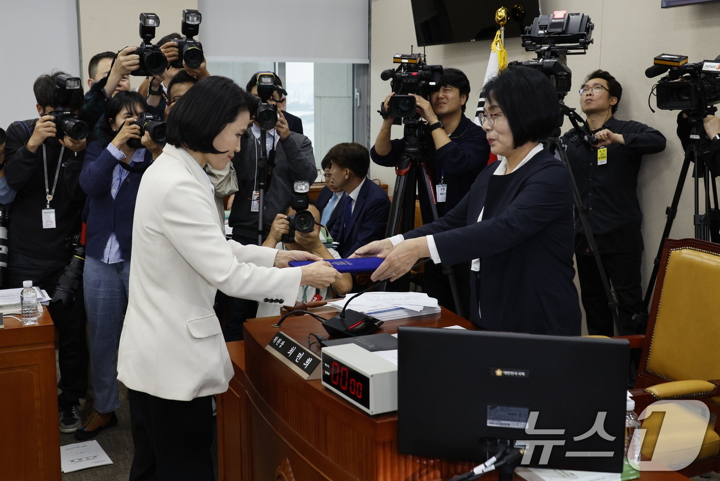 이진숙 방송통신위원회 위원장이 2024년 10월 7일 오후 서울 여의도 국회 과학기술정보방송통신위원회에서 열린 방송통신위원회·방송통신사무소·시청자미디어재단·한국방송광고진흥공사 국정감사에서 최민희 위원장에게 선서문을 제출하고 있다. 2024.10.7/뉴스1 ⓒ News1 안은나 기자