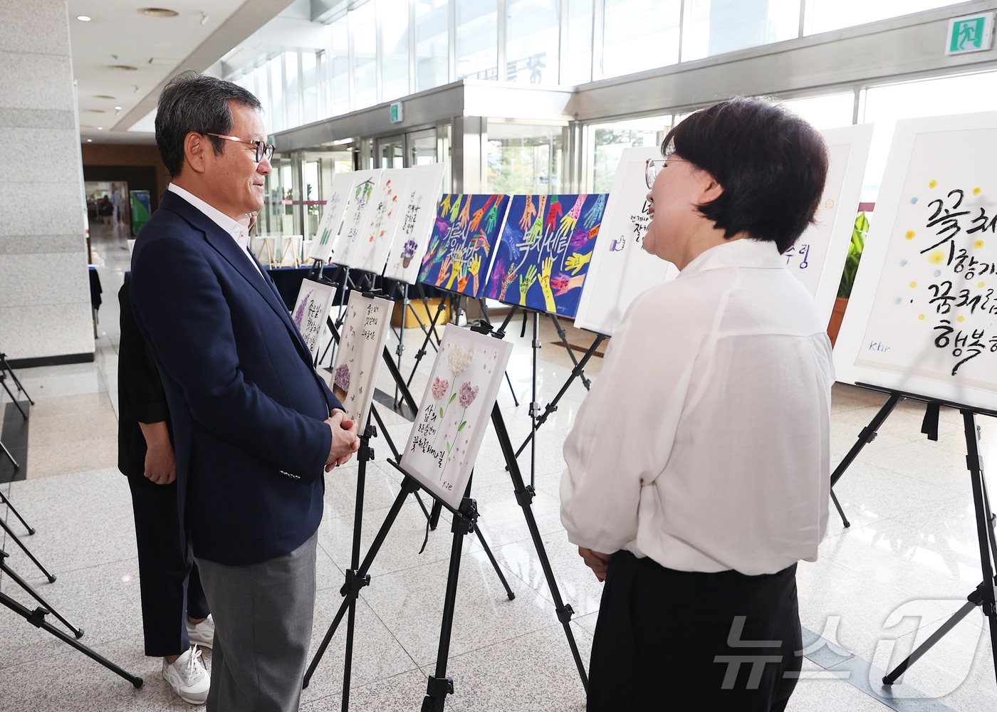 김홍규 강릉시장이 지난 7일 강릉시청에서 정신건강의날 기념행사 일환으로 열린 오아시스 전시한마당을 관람하고 있다.&#40;강릉시 제공&#41; 2024.10.8/뉴스1