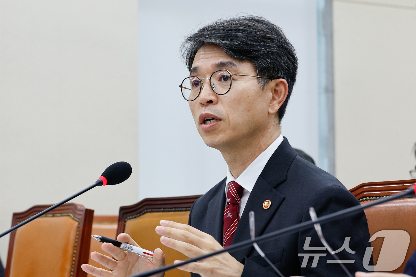 김완섭 환경부 장관이 서울 여의도 국회 환경노동위원회에서 열린 환경부에 대한 국정감사에서 의원 질의에 답하고 있다. 2024.10.8/뉴스1 ⓒ News1 안은나 기자