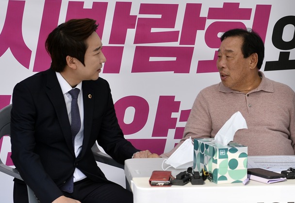 임채성 세종시의회의장이 8일 오후 시청 앞에 설치된 최민호 시장 단식농성장을 찾아 손을 잡고 얘기를 나누고 있다. (세종시의회 제공) / 뉴스1