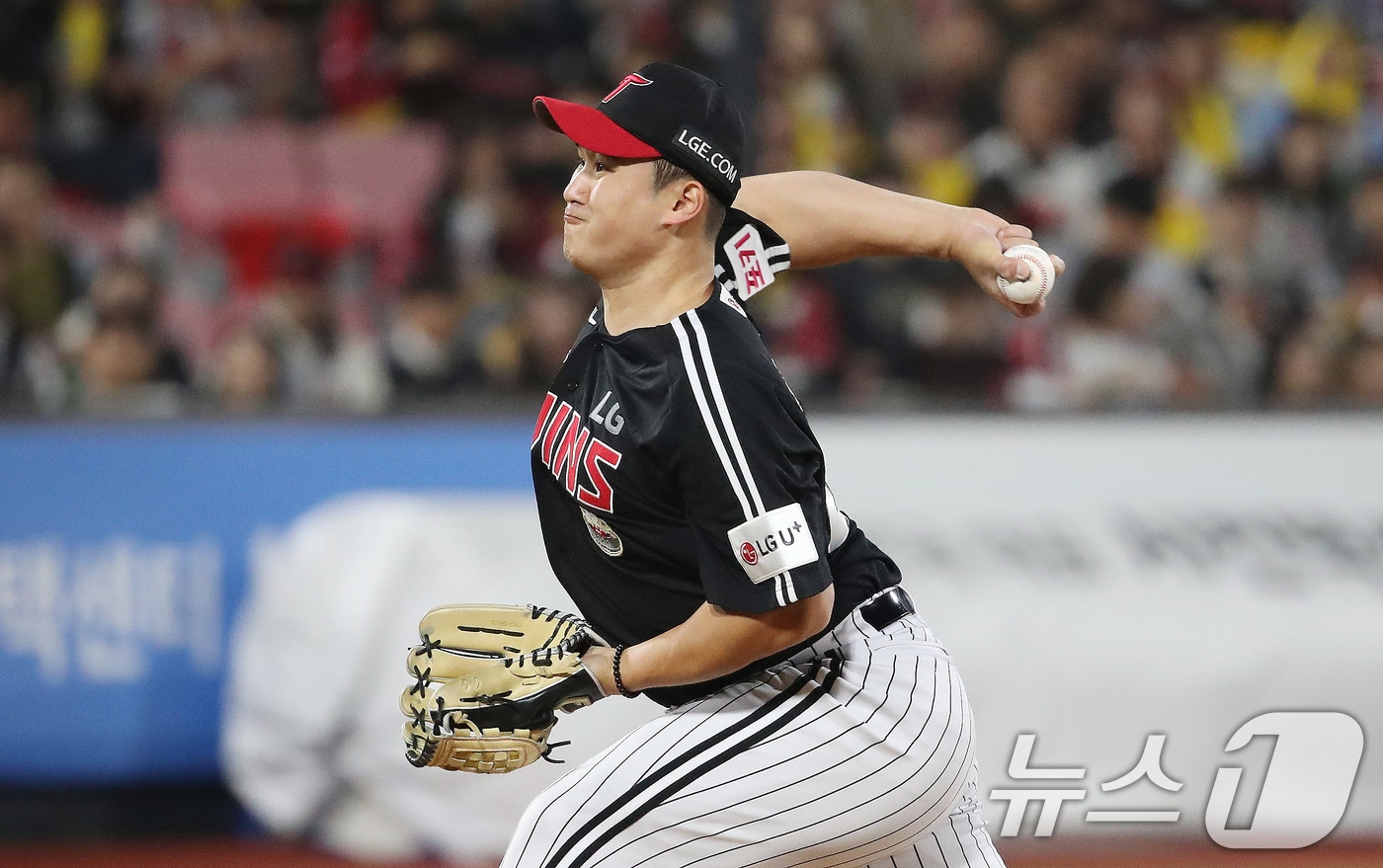 8일 오후 경기 수원시 장안구 KT 위즈파크에서 열린 프로야구 '2024 신한 SOL 뱅크 KBO 포스트시즌' 준플레이오프 3차전 LG 트윈스와 kt 위즈의 경기에서 LG 선발투수 최원태가 역투하고 있다. 2024.10.8/뉴스1 ⓒ News1 임세영 기자