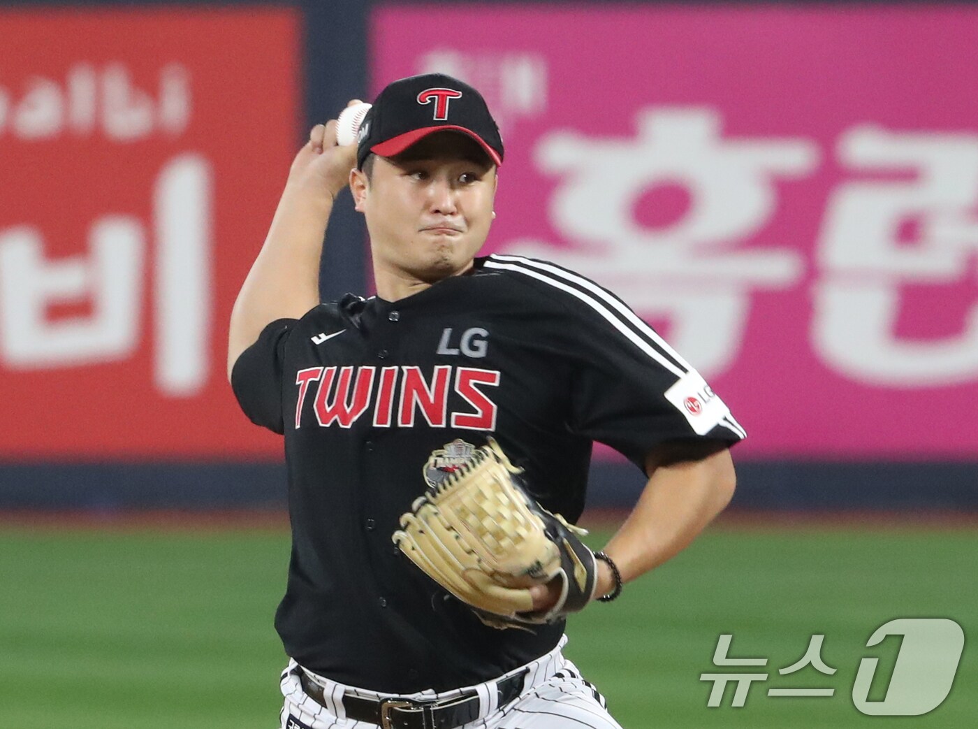 8일 오후 경기 수원시 장안구 KT위즈파크에서 열린 프로야구 '2024 신한 SOL 뱅크 KBO 포스트시즌' 준플레이오프 3차전 LG 트윈스와 KT 위즈의 경기, 1회말 LG 선발투수 최원태가 공을 던지고 있다. 2024.10.8/뉴스1 ⓒ News1 김영운 기자