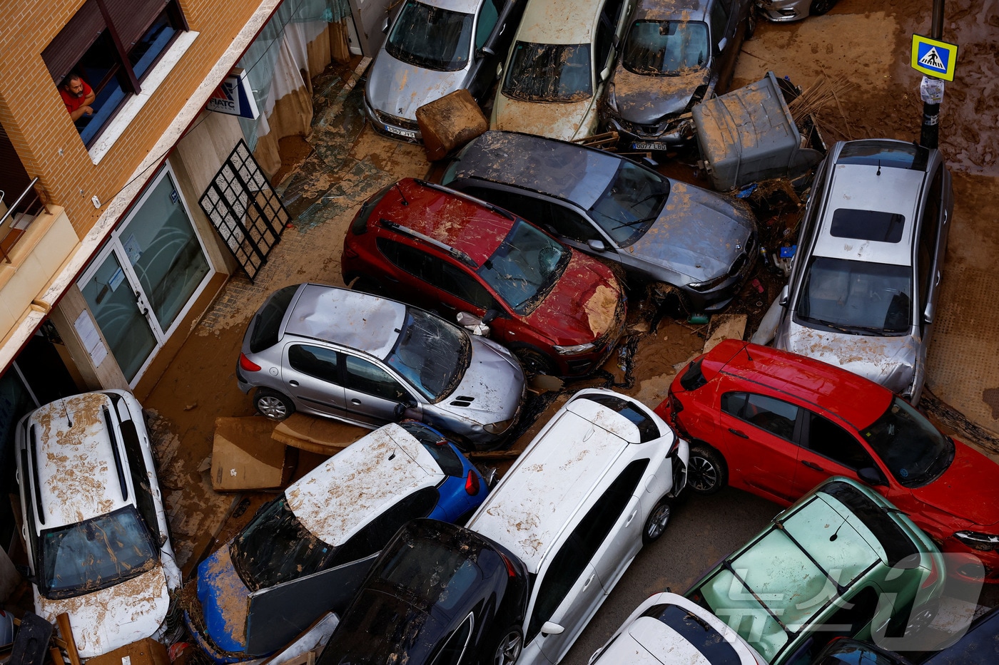 스페인 발렌시아 지방의 세다비 지역에 폭우로 차들이 침수된 후 서로 뒤엉켜 있다. 2024.10.31 ⓒ 로이터=뉴스1