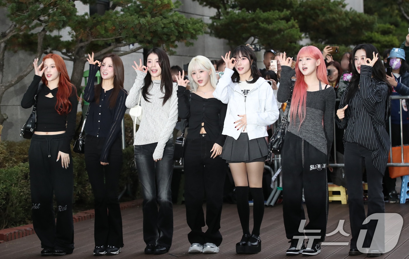 케플러 휴닝바히에&#40;왼쪽부터&#41;와 최유진, 샤오팅, 히카루, 서영은, 김채현, 김다연이 음악방송 &#39;뮤직뱅크&#39;&#40;뮤뱅&#41; 녹화를 위해 서울 영등포구 KBS 신관 공개홀에 도착해 인사를 하고 있다. /뉴스1 ⓒ News1