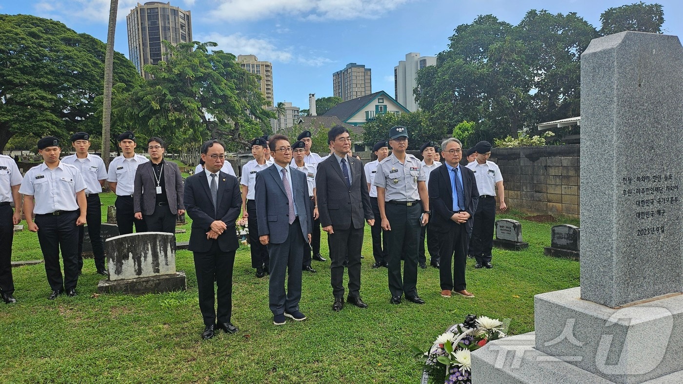 인하대 조명우 총장, 이화석 정석인하학원 상임이사, 이택 인하대병원장, 인하대 ROTC 학생 등이 미국 하와이 호놀룰루시 오아후 공동묘지를 찾아 한인 이민자 묘소에서 참배·헌화하고 있다.&#40;인하대 제공&#41;2024.11.1/뉴스1