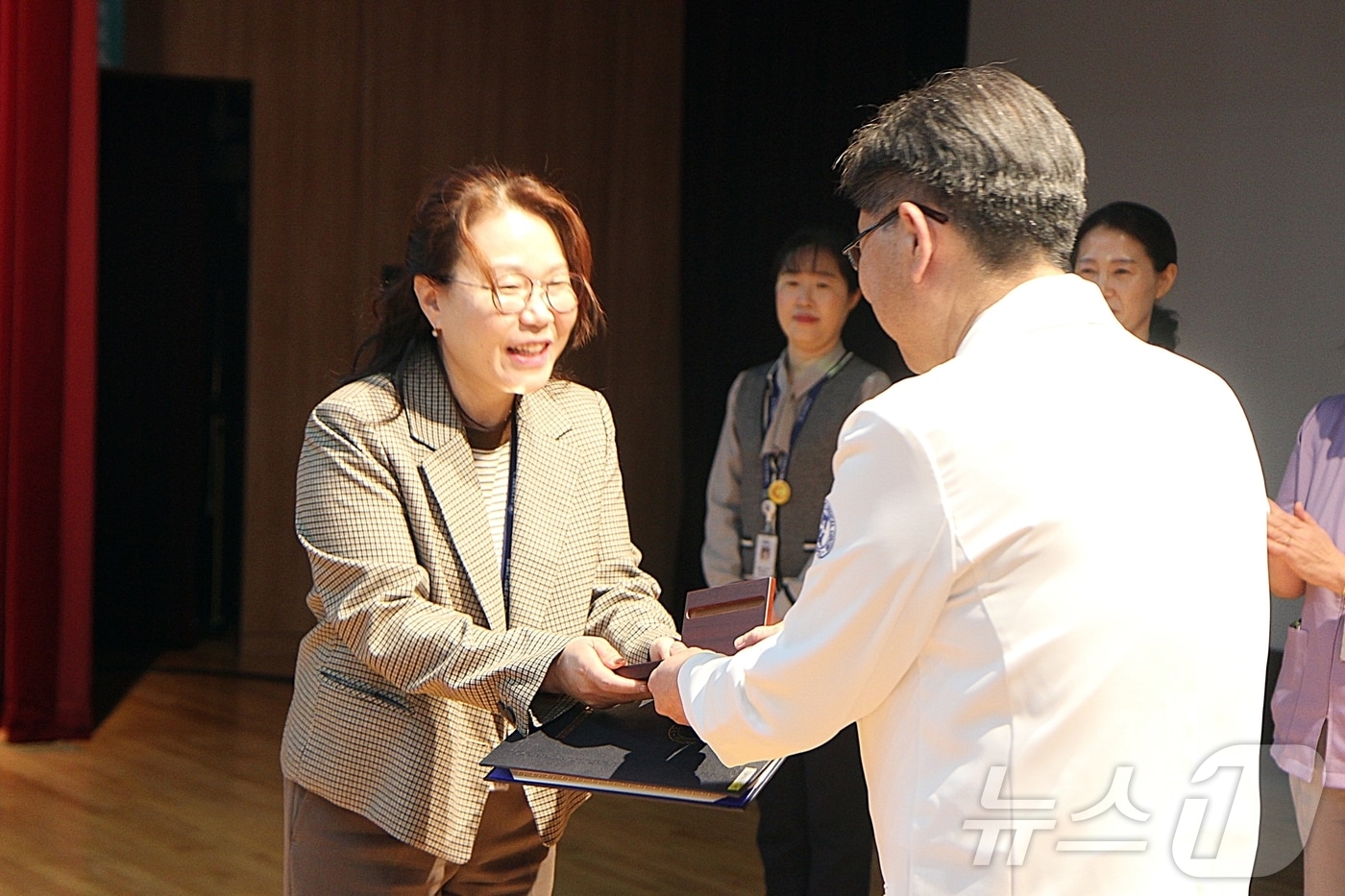  1일 대전을지대병원에서 &#39;을지재단 68주년 기념식&#39;이 열려 심사팀 김지영 팀장&#40;왼쪽&#41;이 김하용 원장으로부터 30년 근속상을 전달받고 있다. &#40;대전을지대병원 제공&#41;/뉴스1