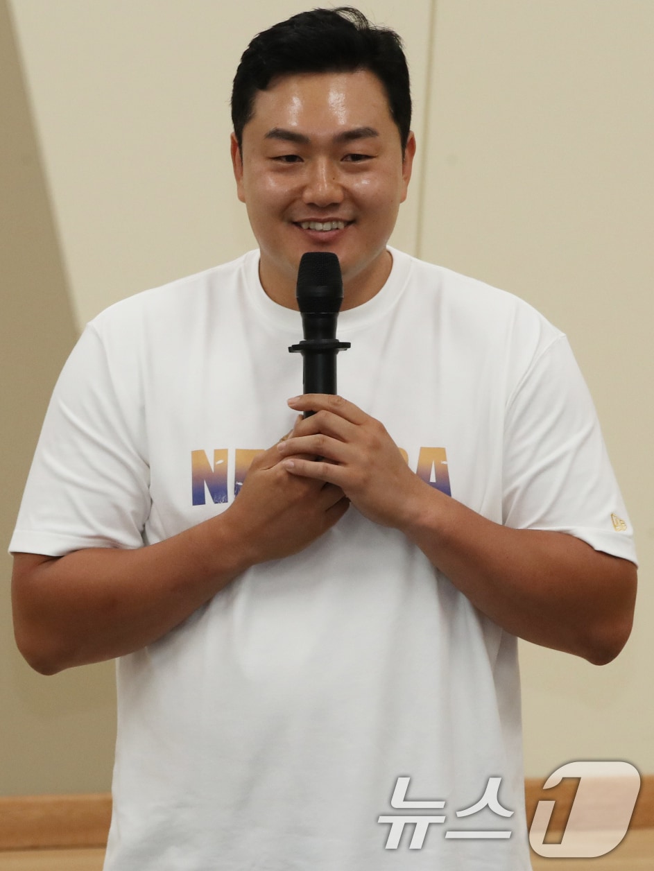 코리안 메이저리거 최지만 선수가 1일 오후 제주고등학교에서 제주고, 제주제일중학교 학생 선수들을 만나 조언을 건네고 있다. 2024.11.1/뉴스1 ⓒ News1 오현지 기자