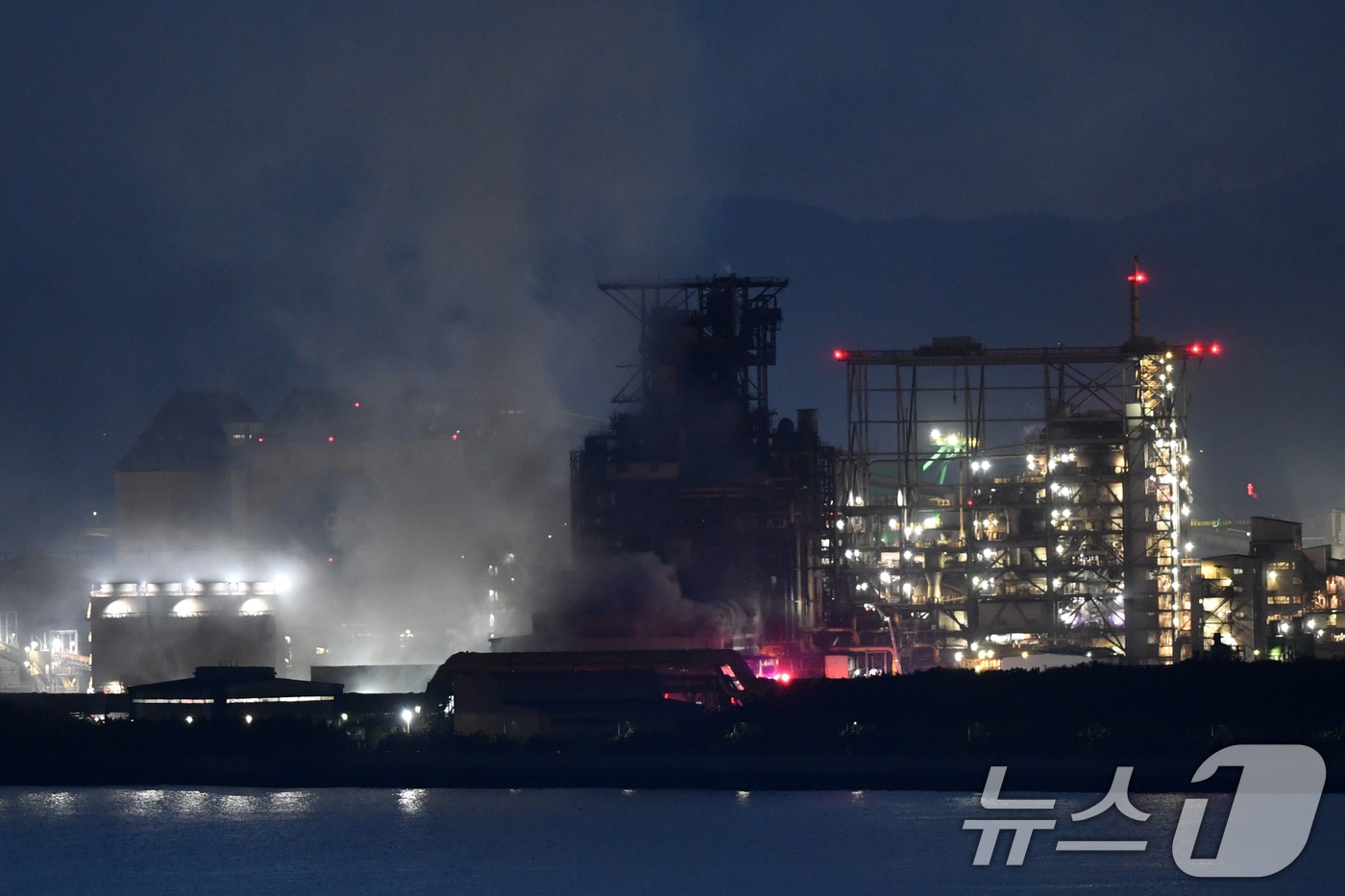 10일 오전 4시20분쯤 포스코 포항제철소 파이넥스 3공장 주변에서 불이 나 신고를 받고 출동한 119와 자체 소방대가 진화 작업을 하고 있다. 소방당국은 대응1단계를 발령 진화 작업에 나서고 있다. 2024.11.10/뉴스1 ⓒ News1 최창호 기자