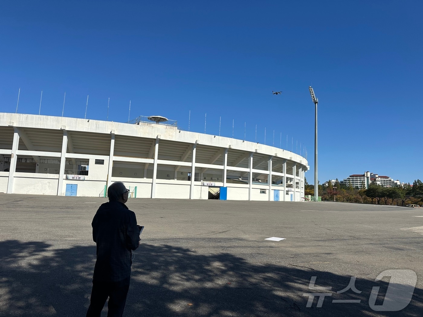 속초시 관계자가 산불 예방을 위한 드론을 조종하고 있다.&#40;속초시 제공&#41; 2024.11.10/뉴스1