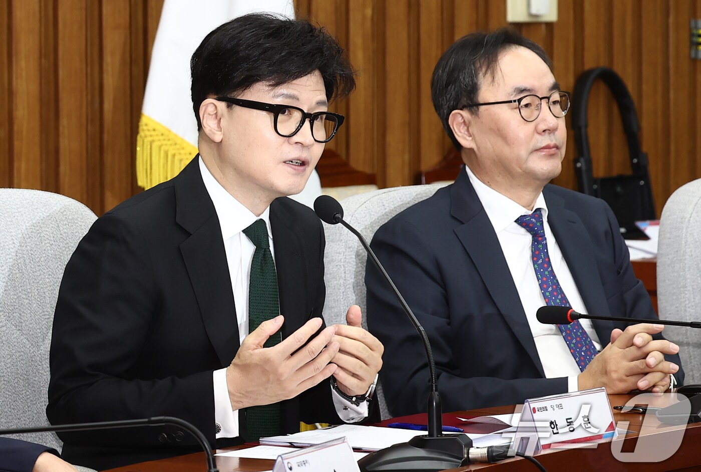한동훈 국민의힘 대표가 11일 오전 서울 여의도 국회에서 열린 여·야·의·정 협의체 1차 회의에서 모두 발언을 하고 있다. 오른쪽은 이진우 대한의학회장. 2024.11.11/뉴스1 ⓒ News1 김민지 기자
