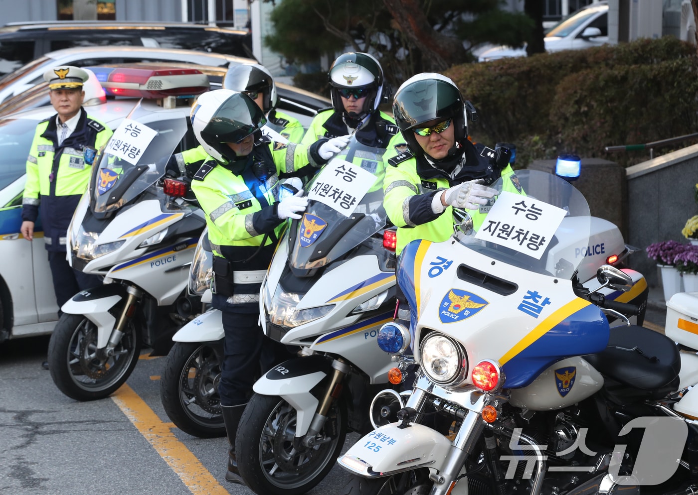 2025학년도 대학수학능력시험을 사흘 앞둔 11일 오전 경기 수원시 영통구 수원남부경찰서에서 교통안전계 경찰관들이 수능 당일 시험장 주변 특별 교통관리에 투입될 지원차량에 안내문을 부착하고 있다. 2024.11.11/뉴스1 ⓒ News1 김영운 기자