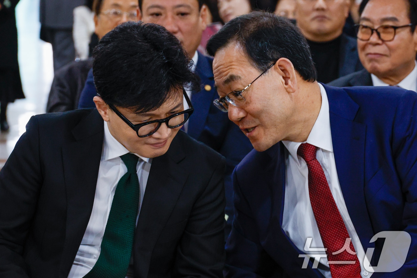 2024년 11월 11일 당시 한동훈 국민의힘 대표(왼쪽)와 주호영 국회 부의장이 서울 여의도 국회의원회관에서 열린 박정희 대통령 사진전 '박정희 다시보기'에서 대화하고 있는 모습. 2024.11.11 ⓒ 뉴스1 안은나 기자