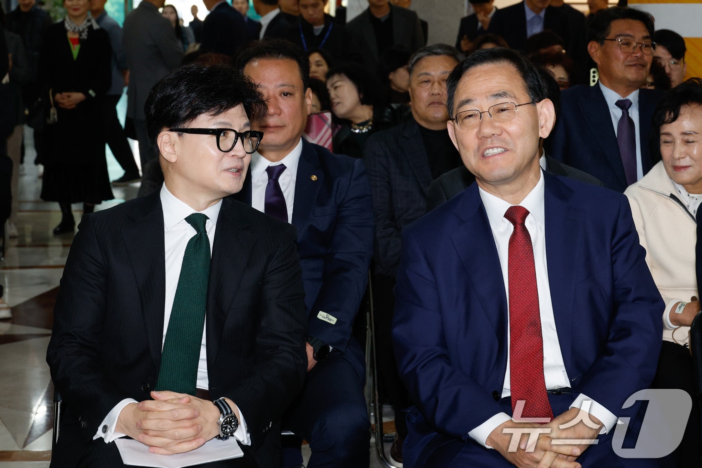 2024년 11월 11일 당시 한동훈 국민의힘 대표(왼쪽)와 주호영 국회 부의장이 서울 여의도 국회의원회관에서 열린 박정희 대통령 사진전 '박정희 다시보기'에서 대화하고 있는 모습. 2024.11.11 ⓒ 뉴스1 안은나 기자