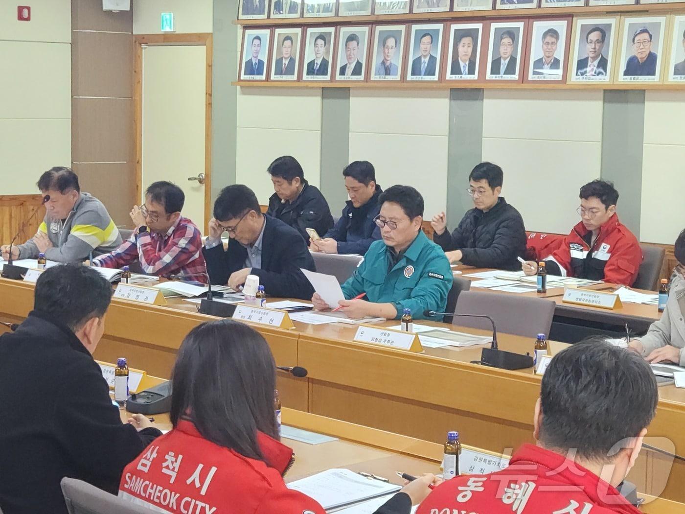 최수천 동부지방산림청장(사진 가운데)이 11일 강릉시 소재 청내에서 열린 소나무재선충병 맞춤형 방제전략 수립 용역 중간보고회에서 회의자료를 살펴보고 있다..(동부산림청 제공) 2024.11.11/뉴스1