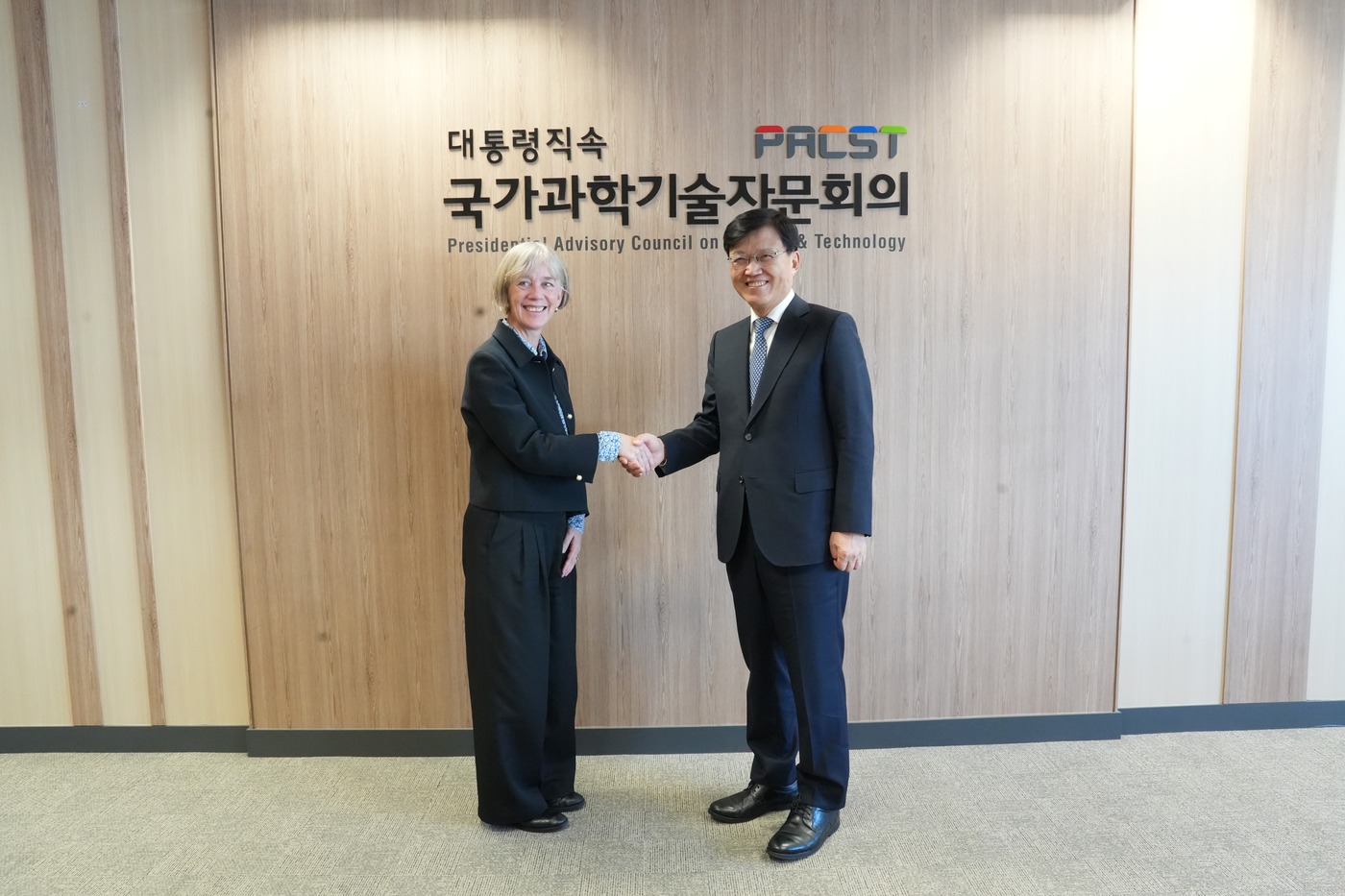 왼쪽부터 안젤라 맥린 영국 정부수석과학자문관, 최양희 국가과학기술자문회의 부의장.(과학기술정보통신부 제공)