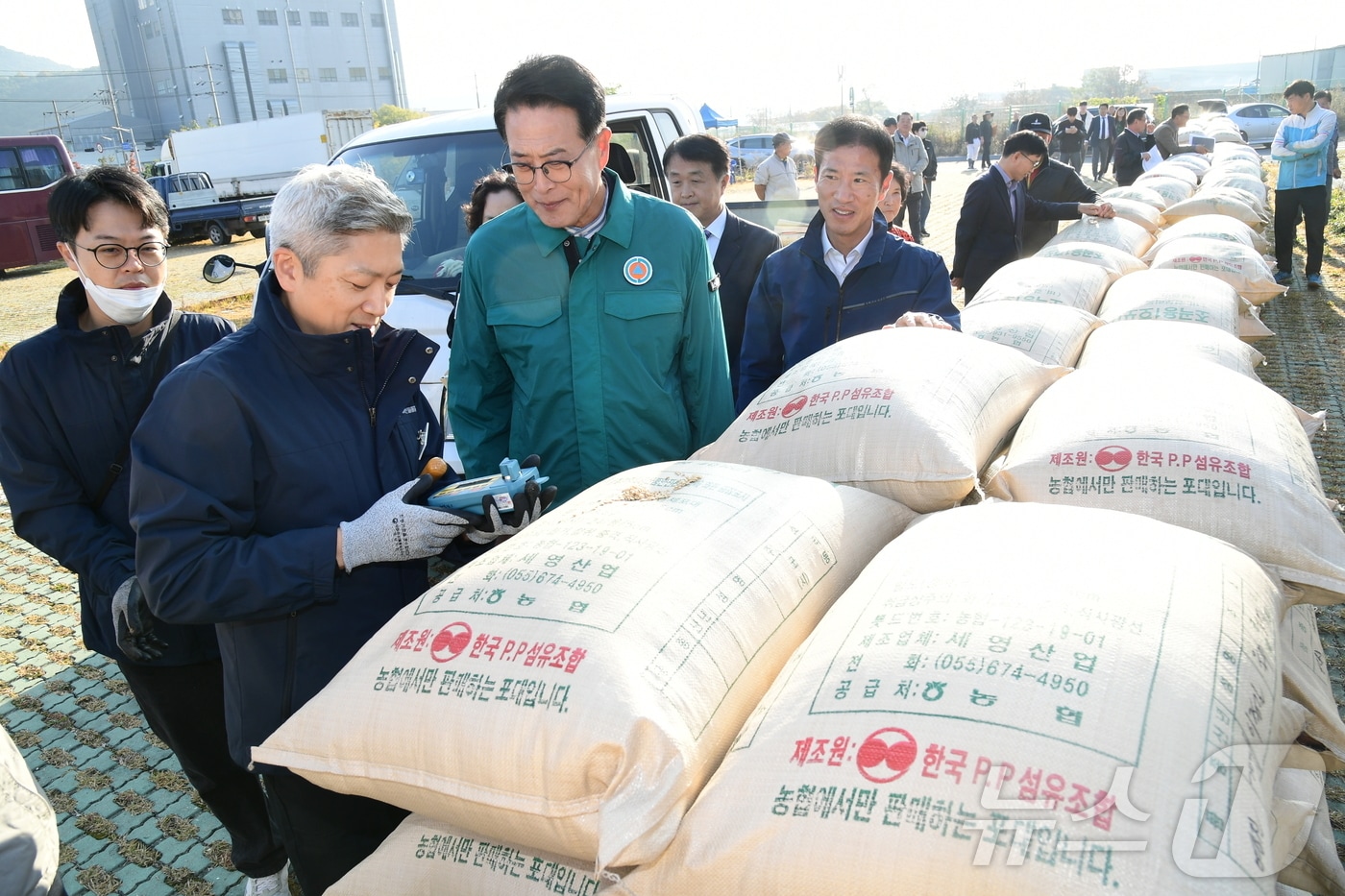 울산시 울주군이 12일 상북면 양등리 길천산단 주차장에서 2024년산 공공비축미곡 건조벼 첫 매입 행사를 개최한 가운데 이순걸 울주군수가 현장을 찾아 농업인을 격려한 뒤 매입 현황을 확인하고 있다.&#40;울주군 제공&#41;