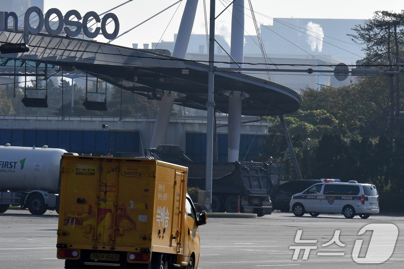 포항제철소로 들어가는 경찰 과학수사대 차량. <뉴스1 자료>