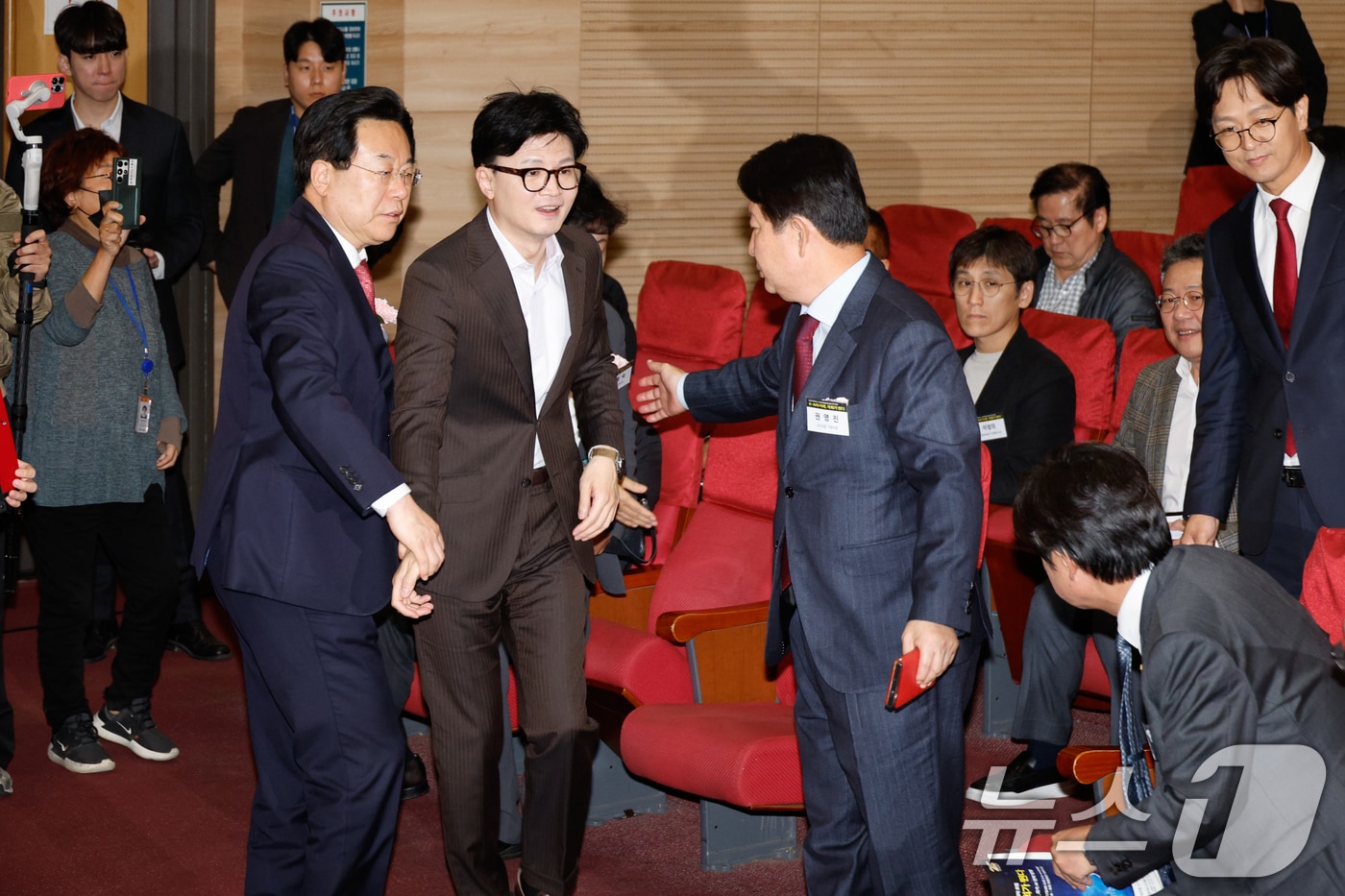 한동훈 전 국민의힘 대표가 12일 서울 여의도 국회의원회관에서 열린 'K-AI의 미래, 국회가 뛴다' 포럼에 참석하고 있다. 2024.11.12/뉴스1 ⓒ News1 안은나 기자