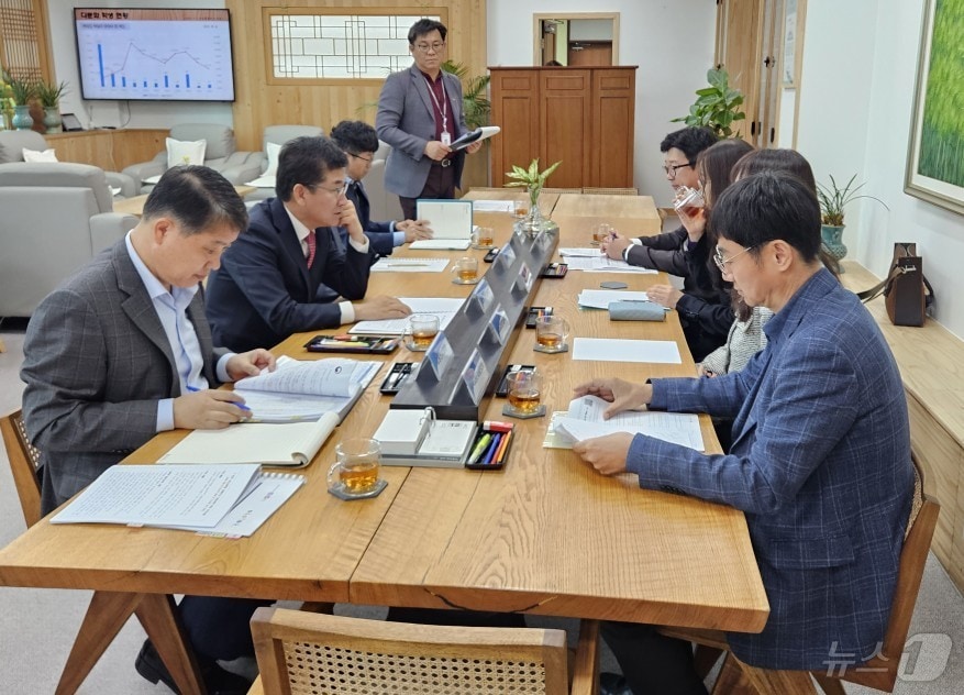 12일 오전 윤건영 충북교육감과 교원단체, 교원노조가 교사 정원 감축과 관련해 소통 간담회를 하고 있다.&#40;충북교육청 제공&#41;/뉴스1