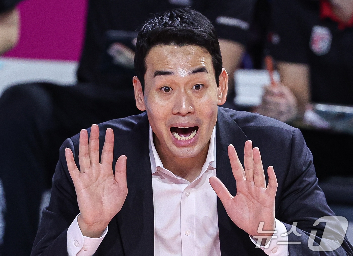 고희진 정관장 감독이 12일 오후 인천 부평구 인천삼산월드체육관에서 열린 여자배구 '2023-24 도드람 V리그' 흥국생명과 정관장의 경기에서 선수들에게 작전을 지시하고 있다. 2024.11.12/뉴스1 ⓒ News1 이재명 기자