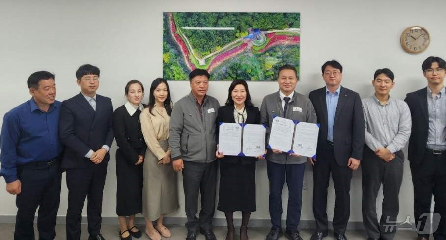 NH농협 고창군지부와 서울시니어스 고창타워㈜의 농촌활력사업 협약식(농협 제공)2024.11.13/뉴스1