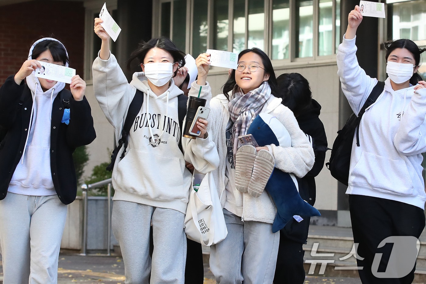 2025학년도 대학수학능력시험을 하루 앞둔 13일 대구 중구 남산동 경북여고 강당에서 수능 수험표를 받은 고3 수험생들이 파이팅을 외치며 학교를 나서고 있다. 2024.11.13/뉴스1 ⓒ News1 공정식 기자