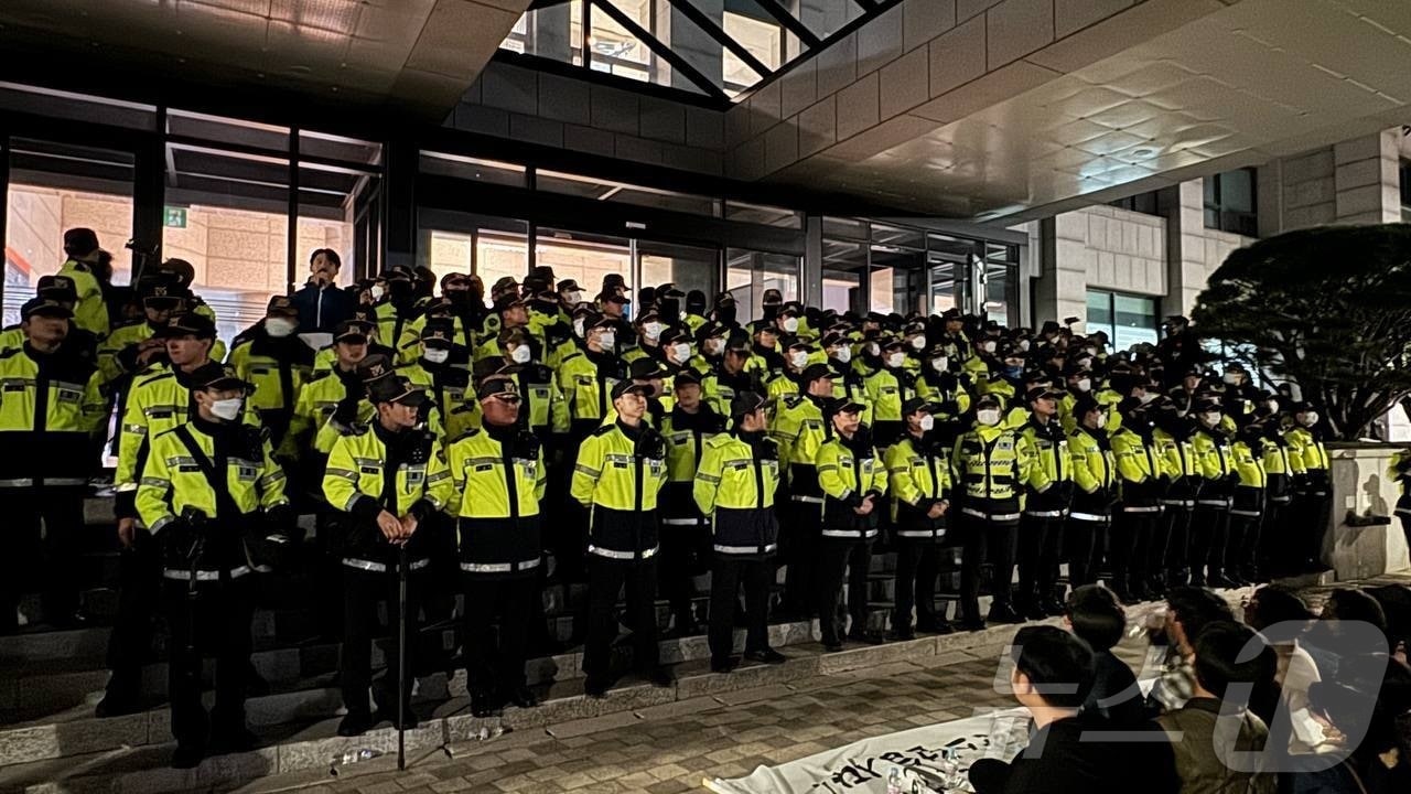 지난 9일 부산 부경대에서 농성을 하던 학생들과 경찰이 대치하고 있다.&#40;부산청년단체 뭐라카노 제공&#41;