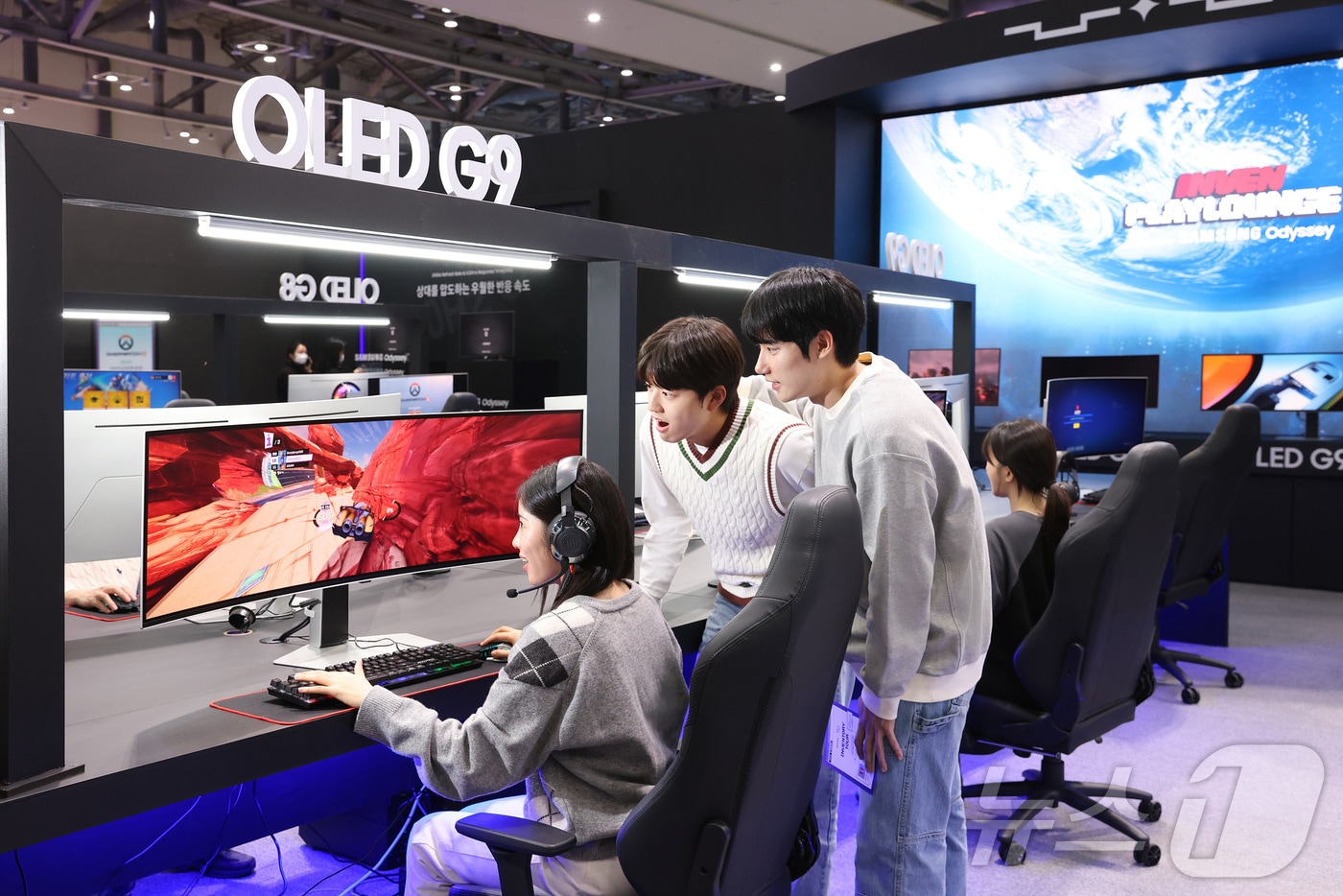 삼성전자 모델이 지스타 2024 오디세이 모니터 체험존 &#39;All Ready. OLED&#39;에서 오디세이 OLED G9 모니터로 게임을 체험하고 있다.&#40;삼성전자 제공&#41; ⓒ News1 한재준 기자