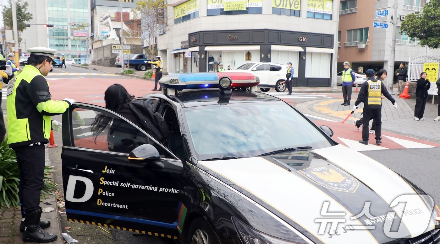 자치경찰 차량에서 내리는 수험생(자료사진)/뉴스1