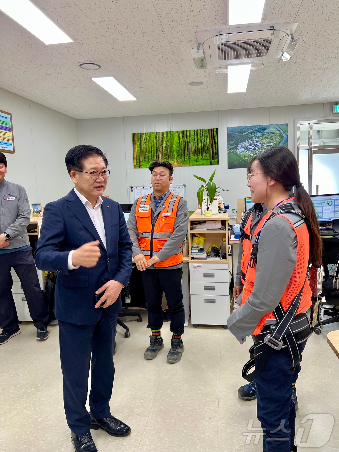 권명호 한국동서발전 사장이 음성천연가스발전소 건설 현장을 방문해 안정적인 전력공급과 지역사회와 상생의 중요성을 강조했다.&#40;사진제공=동서발전&#41;