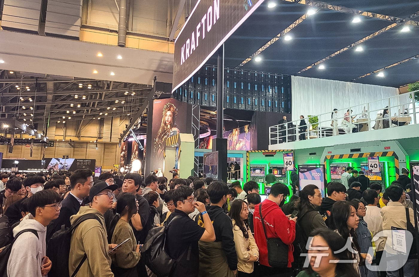 국내 최대 게임전시회인 '지스타(G-STAR) 2024'가 개막한 14일 부산 해운대구 벡스코에서 관람객들이 크래프톤 부스에 줄지어 서 있다. 2024.11.14/뉴스1 ⓒ News1