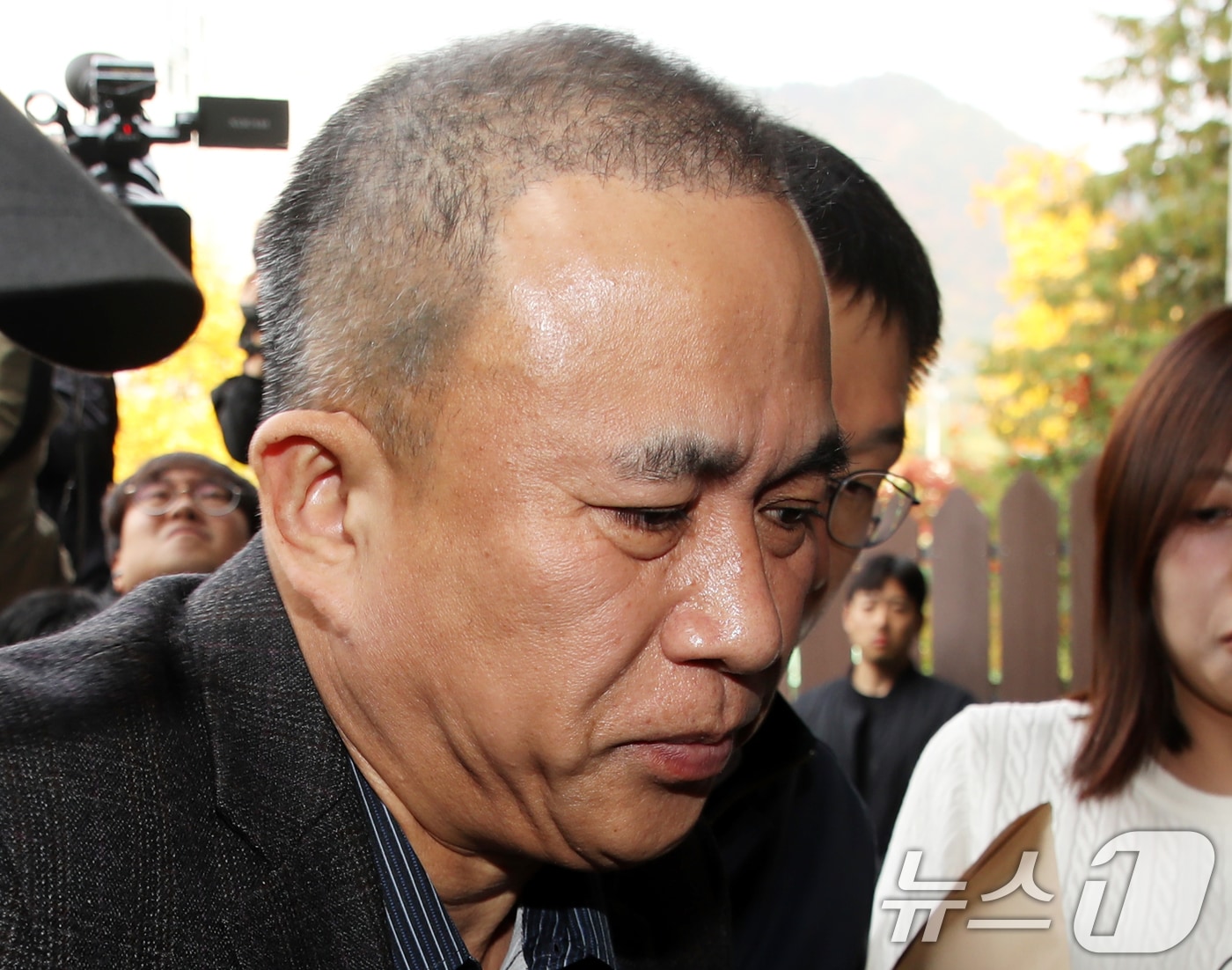 윤석열 대통령 부부 공천 개입 의혹의 핵심 인물인 명태균 씨가 지난해 11월 14일 오후 공천을 대가로 정치자금을 주고받은 혐의(정치자금법 위반)로 경남 창원시 성산구 창원지방법원에서 열린 구속 전 피의자 심문(영장실질심사)에 출석하고 있다. 2024.11.14/뉴스1 ⓒ News1 윤일지 기자