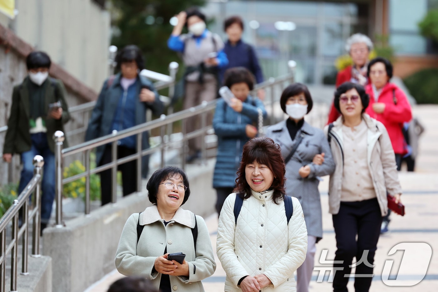 2025학년도 대학수학능력시험일인 14일 오후 서울시교육청 12지구 제22시험장인 서울 마포구 홍익대학교사범대학부속여자고등학교에서 일성여자중고등학교 수험생들이 시험장을 나서고 있다. 2024.11.14/뉴스1 ⓒ News1 황기선 기자