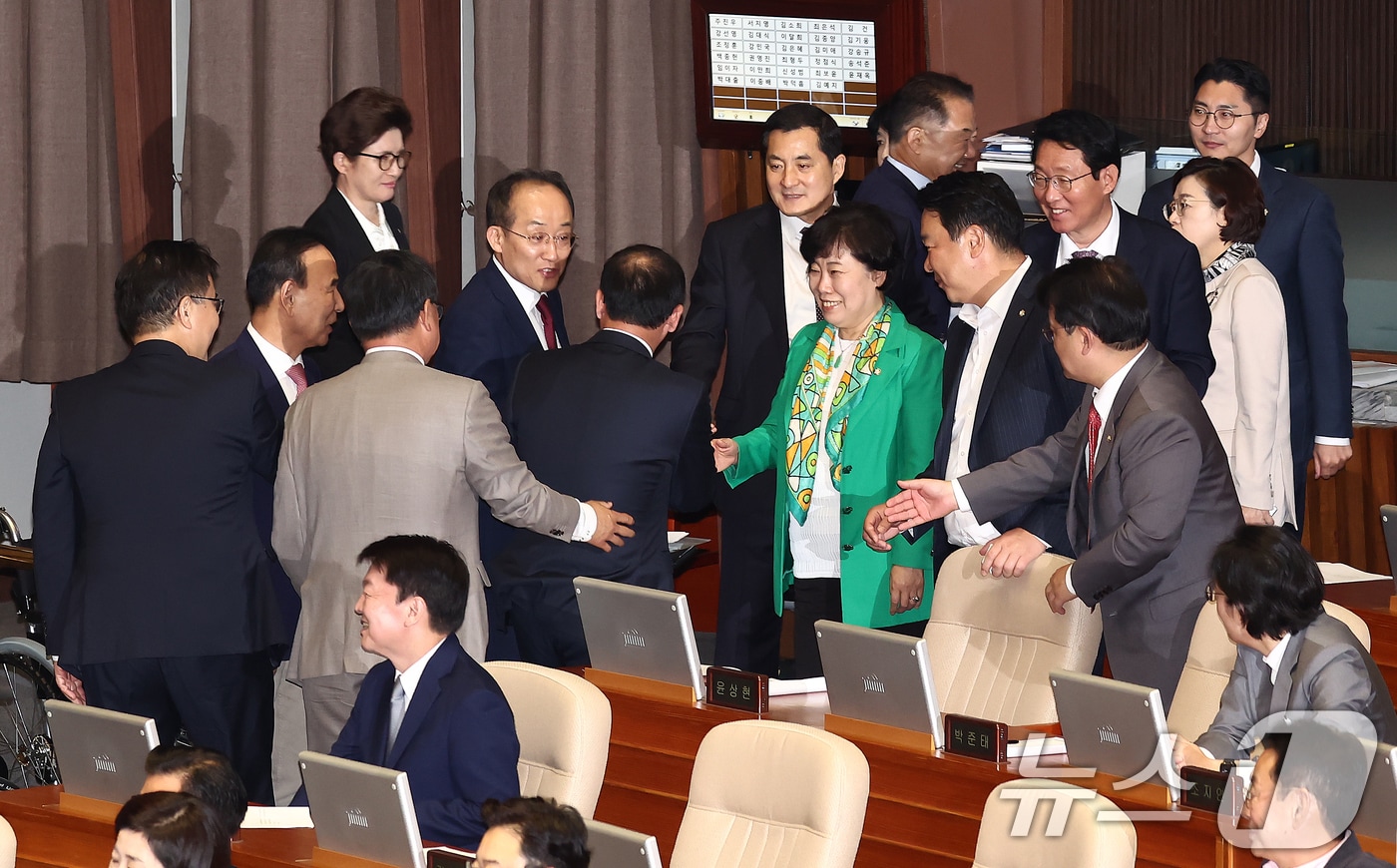 추경호 국민의힘 원내대표를 비롯한 의원들이 14일 오후 서울 여의도 국회에서 열린 제418회국회&#40;정기회&#41; 제12차 본회의에서 반대 토론을 마친 이상휘 의원을 격려하고 있다. 2024.11.14/뉴스1 ⓒ News1 김민지 기자