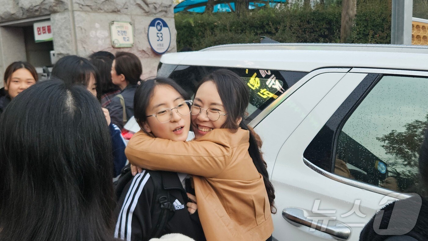 2025학년도 대학수학능력시험일인 지난해 11월14일 전북 전주시 호남제일고등학교에서 시험을 마치고 나온 수험생이 마중을 나온 어머니와 포옹 하고 있다. ⓒ News1 신준수 기자