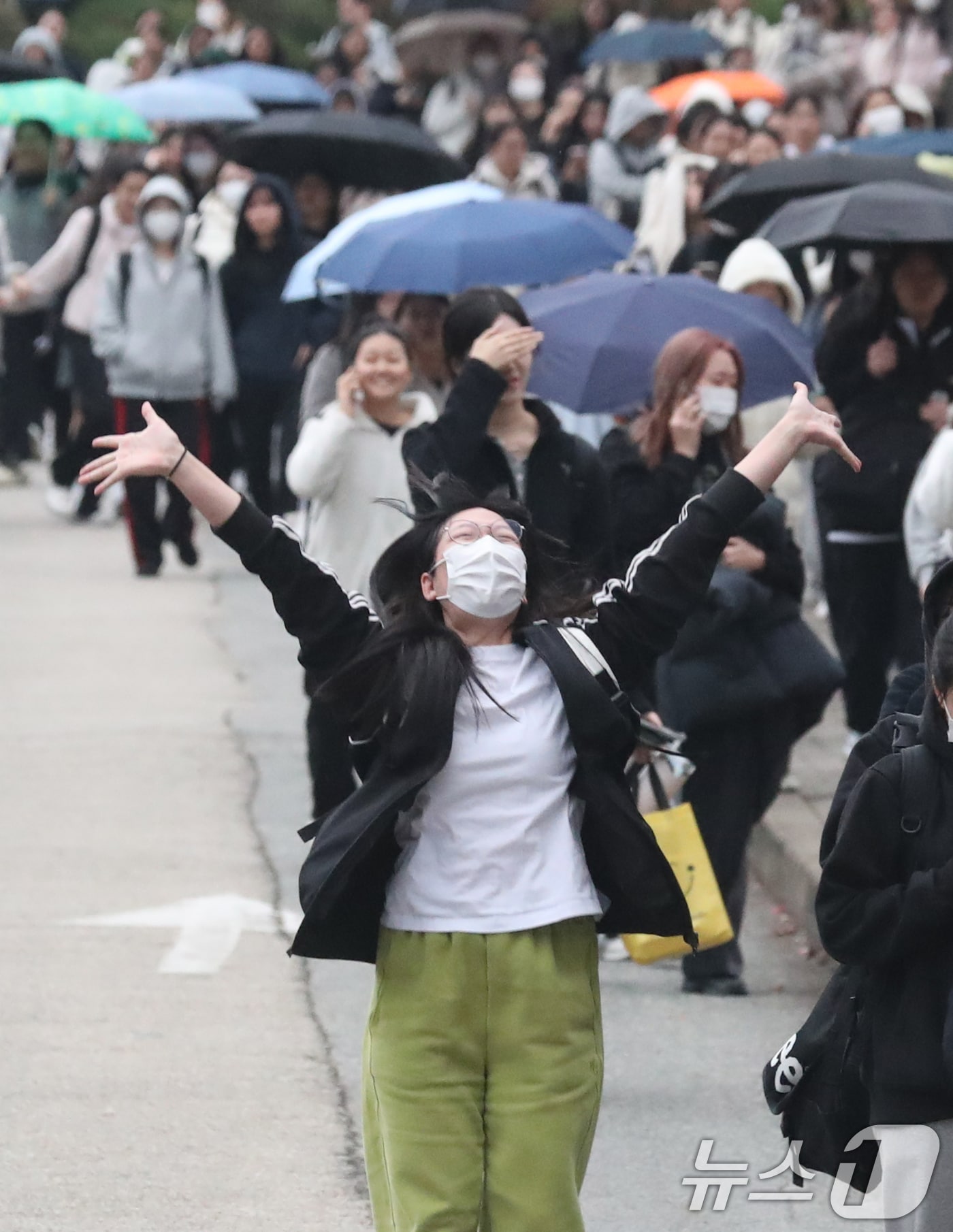 2025학년도 대학수학능력시험일인 14일 오후 경기도교육청 제30지구 제20시험장인 수원시 장안구 영복여자고등학교에서 수험생들이 시험을 마치고 나오고 있다. 2024.11.14/뉴스1 ⓒ News1 김영운 기자