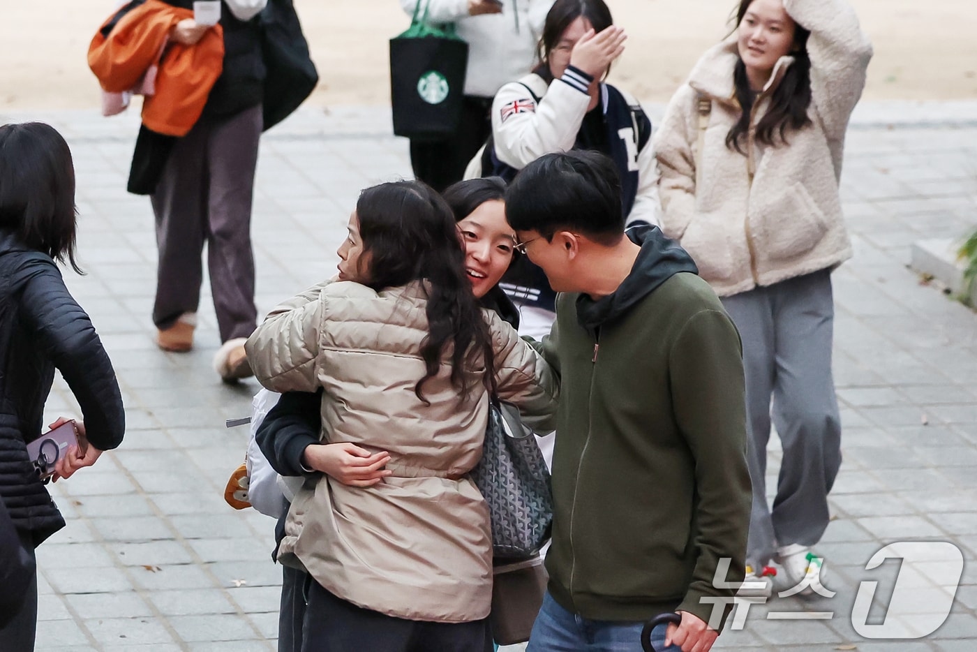 2025학년도 대학수학능력시험일인 14일 오후 서울 종로구 덕성여자고등학교에서 시험을 마친 수험생들이 부모님의 포옹을 받으며 고사장을 나서고 있다. 2024.11.14/뉴스1 ⓒ News1 민경석 기자