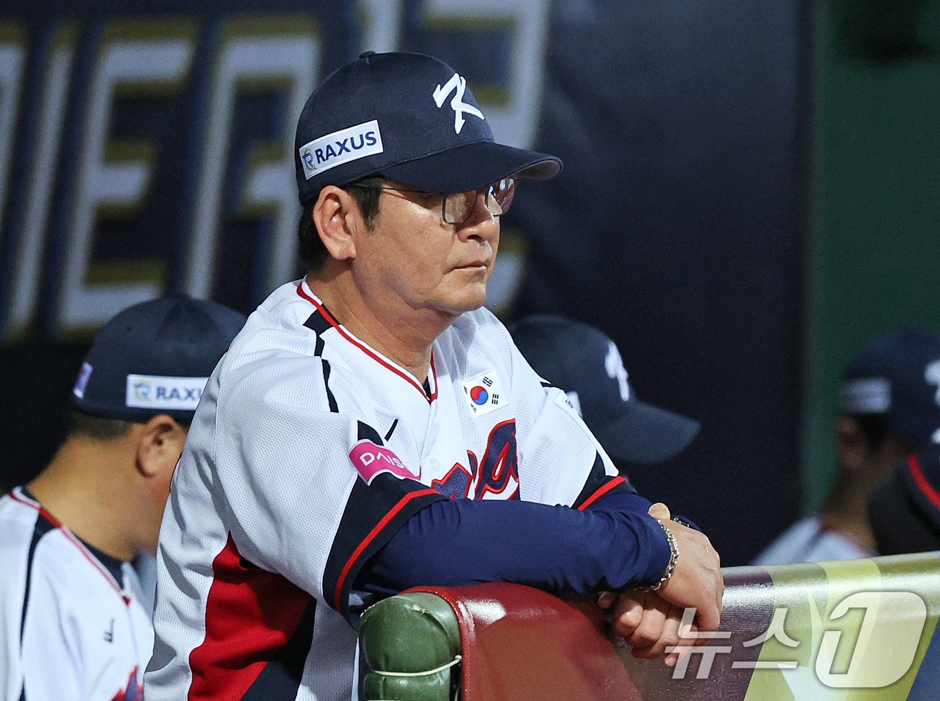 14일(현지시간) 오후 대만 타이베이시 톈무 야구장에서 열린 2024 WBSC 프리미어12 B조 예선 대한민국과 쿠바의 경기에 앞서 대표팀 류중일 감독이 그라운드를 바라보고 있다. 2024.11.14/뉴스1 ⓒ News1 장수영 기자