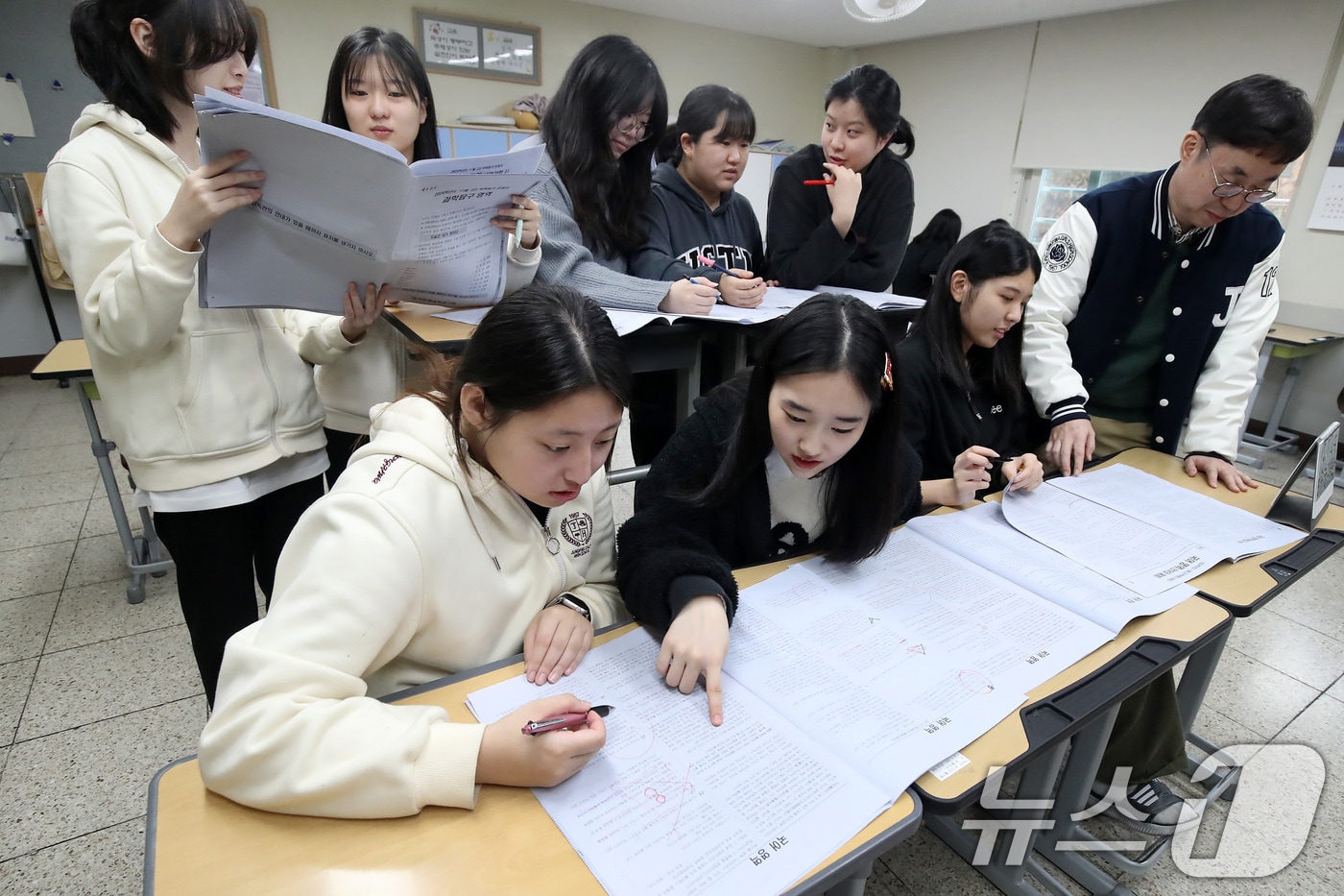 15일 오전 대구 수성구 정화여자고등학교에서 고3 수험생들이 담임교사와 함께 전날 치른 2025학년도 대학수학능력시험&#40;수능&#41; 가채점을 하고 있다. 2024.11.15/뉴스1 ⓒ News1 공정식 기자