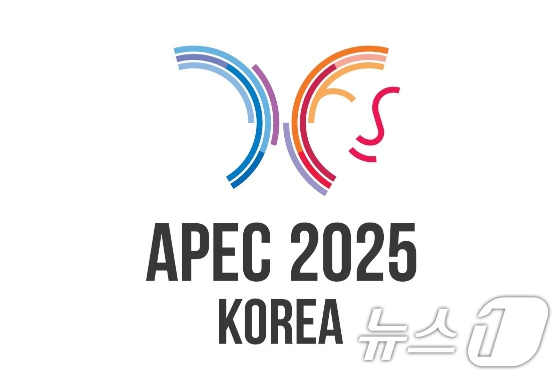 2025년 아시아태평양경제협력체&#40;APEC&#41; 정상회의 준비기획단이 14일&#40;현지시간&#41; 페루에서 &#39;2025년 APEC 정상회의&#39; 공식 엠블럼을 공개했다. 공식 엠블럼은 꽃에서 꽃으로 이동하며 생태계 번영에 기여하는 나비를 모티브로, 나비가 APEC 회원국 및 지역을 연결해 아태지역 경제협력 공동체를 번영시키고, 나아가 나비의 날갯짓이 혁신과 변화를 일으킬 것이라는 상징을 담았다. &#40;외교부 제공&#41; 2024.11.15/뉴스1