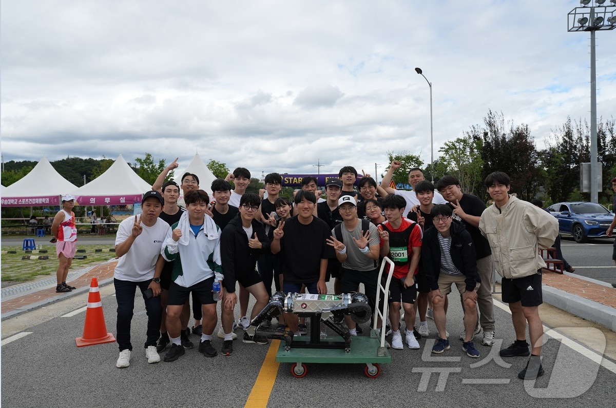 황보제민 KAIST 교수&#40;앞줄 오른쪽 두번째&#41; 연구팀이 라이보와 지난 9월 ‘2024 금산인삼축제 마라톤’에 참가해 기념촬영을 하고 있다. &#40;KAIST 제공&#41; /뉴스1