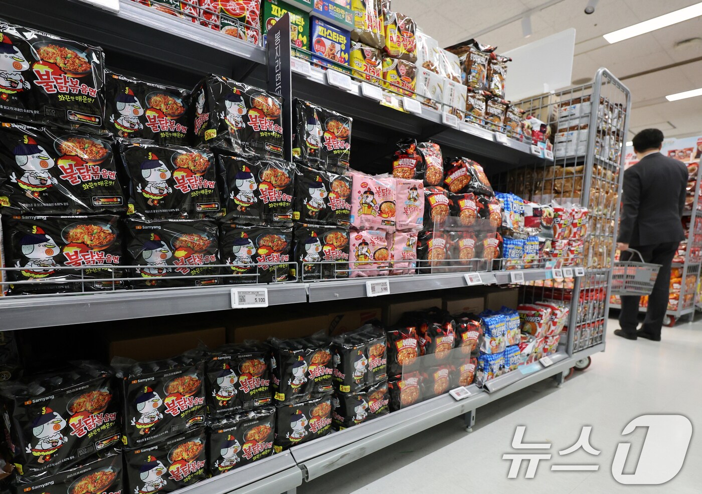 서울시내 대형마트에 진열된 &#39;불닭볶음면&#39;. 2024.11.15/뉴스1 ⓒ News1 황기선 기자