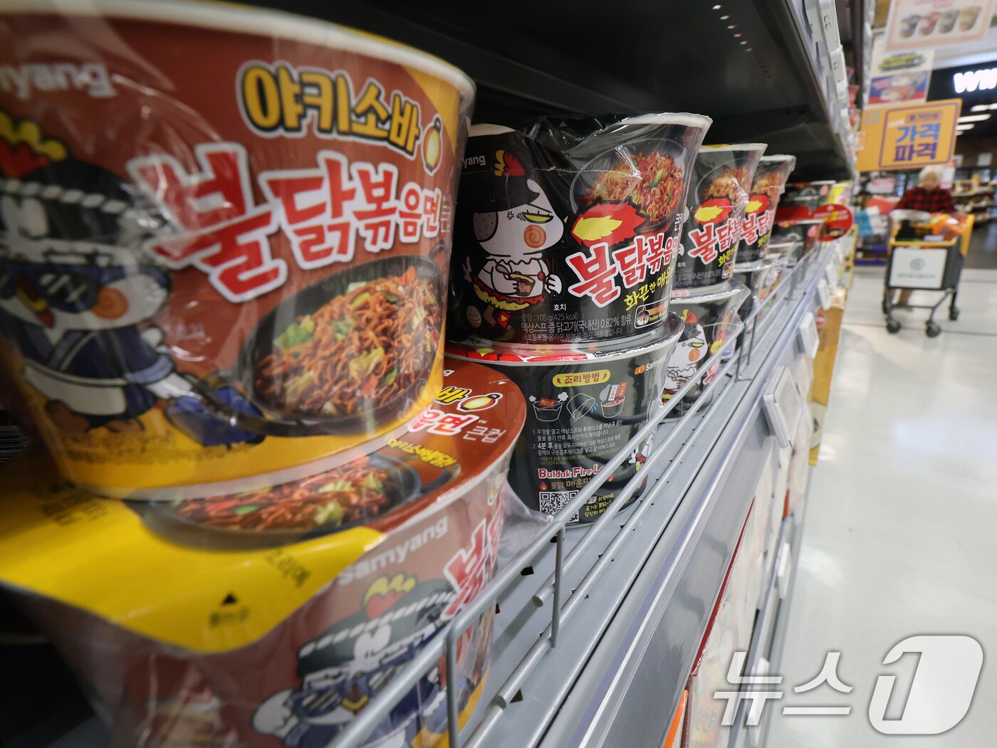 사진은 이날 서울시내 대형마트에 진열된 '불닭볶음면'. 2024.11.15/뉴스1 ⓒ News1 황기선 기자