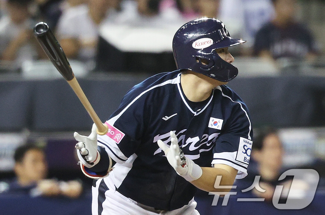 15일&#40;현지시간&#41; 오후 대만 타이베이시 타이베이돔에서 열린 2024 WBSC 프리미어12 B조 예선 대한민국과 일본의 경기, 2회초 대한민국 공격 2사 1, 3루 상황에서 홍창기가 1타점 적시타를 치고 있다. 2024.11.15/뉴스1 ⓒ News1 장수영 기자