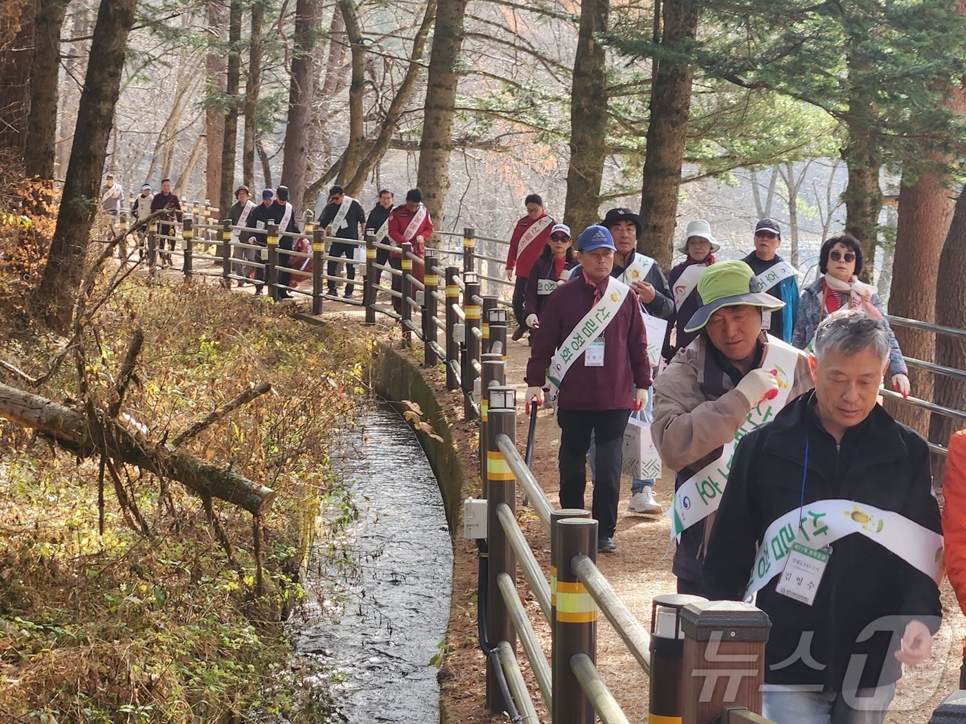 16일 강원 평창 월정사에서 산불예방 홍보활동을 펼치고 있는 동부산림청·한국산림아카데미재단 관계자들.&#40;동부산림청 제공&#41; 2024.11.16/뉴스1