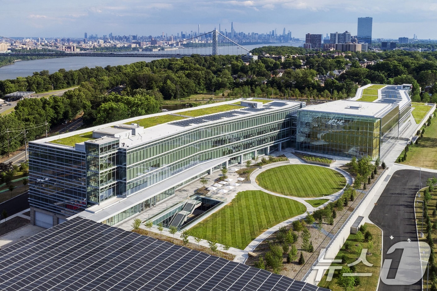 LG는 17일 탄소 감축 이행 성과와 향후 실행 계획을 담은 그룹 차원의 'LG 넷제로 특별 보고서'를 발간했다고 밝혔다. 보고서는 LG전자, LG디스플레이, LG이노텍, LG화학, LG에너지솔루션, LG생활건강, LG유플러스 등 LG그룹 내 탄소 배출량의 대부분을 차지하는 7개 계열사를 대상으로 했다. 사진은 미국 뉴저지 LG전자 북미법인 사옥 전경. (LG 제공) 2024.11.17/뉴스1 ⓒ News1 송원영 기자