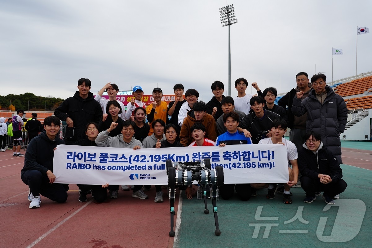 KAIST 기계공학과 황보제민 교수 연구팀이 라이보2 마라톤 풀코스 완주 후 기념촬영을 하고 있다.&#40;KAIST 제공&#41;/뉴스1