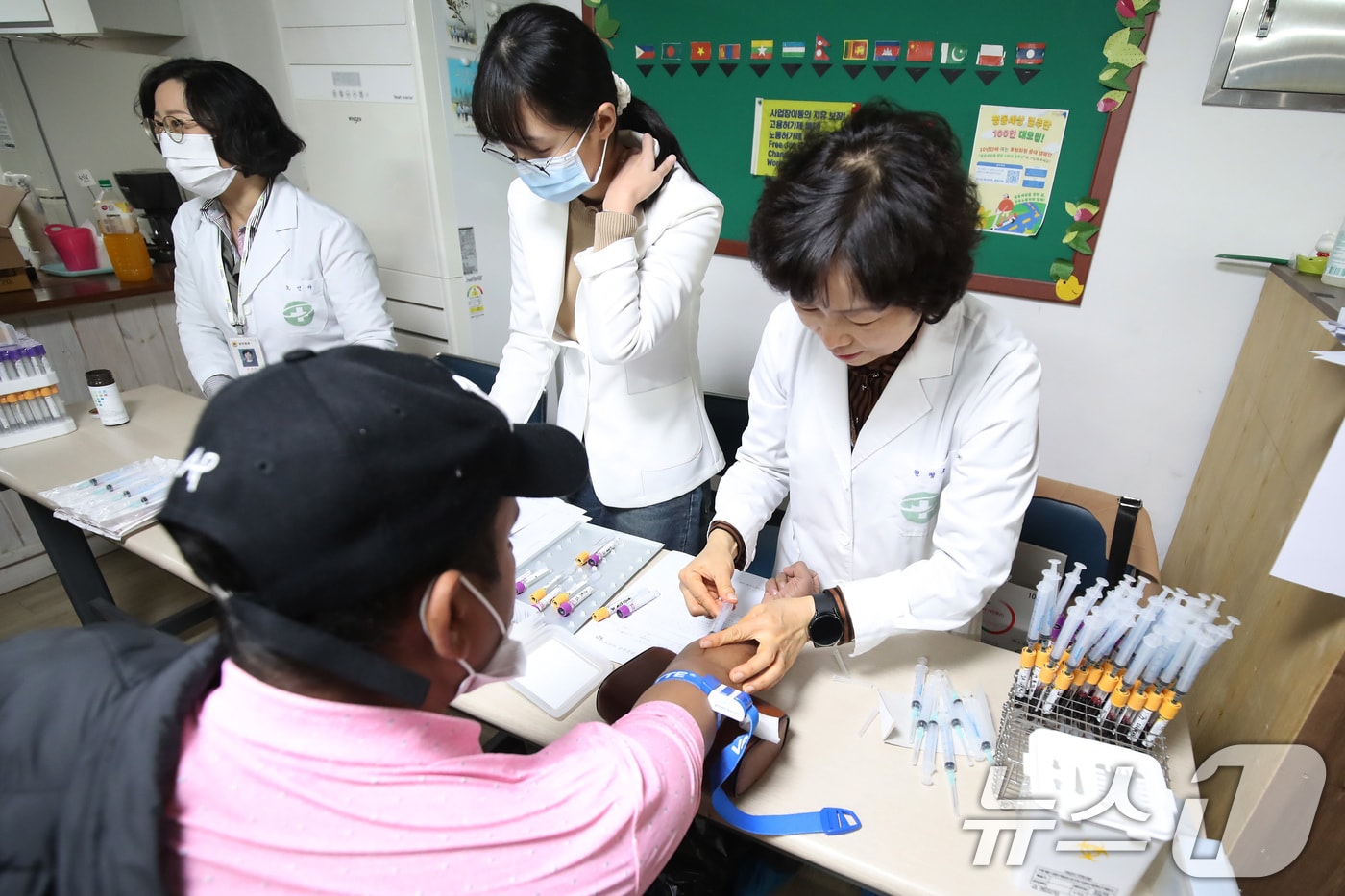 17일 오전 경북 경산시 경산이주노동자센터에서 열린 외국인 근로자 무료 건강검진에서 경산시보건소 의료진이 혈액검사를 위해 채혈하고 있다. . 2024.11.17/뉴스1 ⓒ News1 공정식 기자