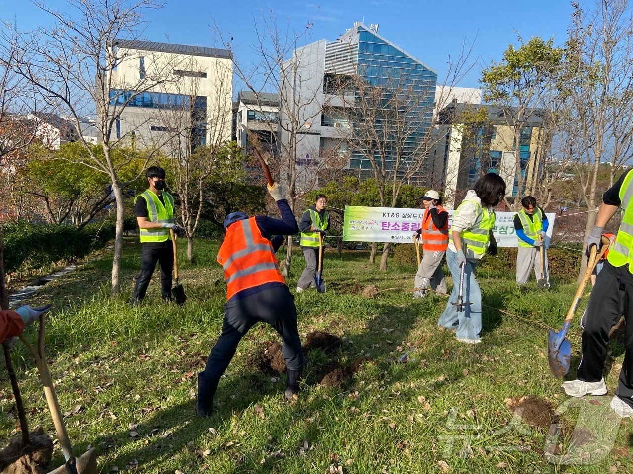 지난 16일 제주시 도남동 시민복지타운 근린공원에서 진행된 KT&G상상도시숲 프로젝트 &#39;우리의 낭만&#39; 탄소중립 나무심기 행사.&#40;제주시 제공&#41;